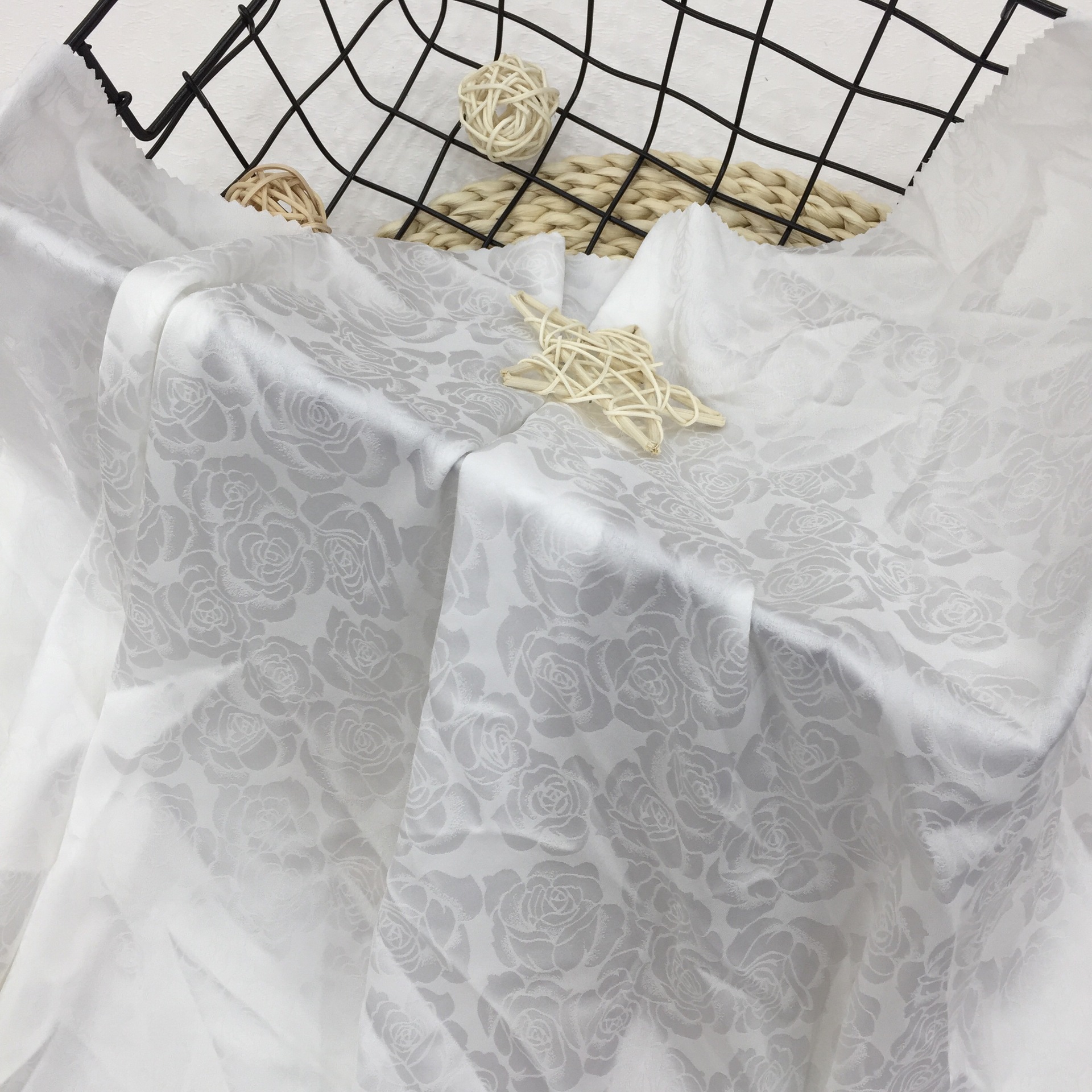 工厂源头批发多色现货提花布色丁缎加捻玫瑰花女装衬衫汉服面料