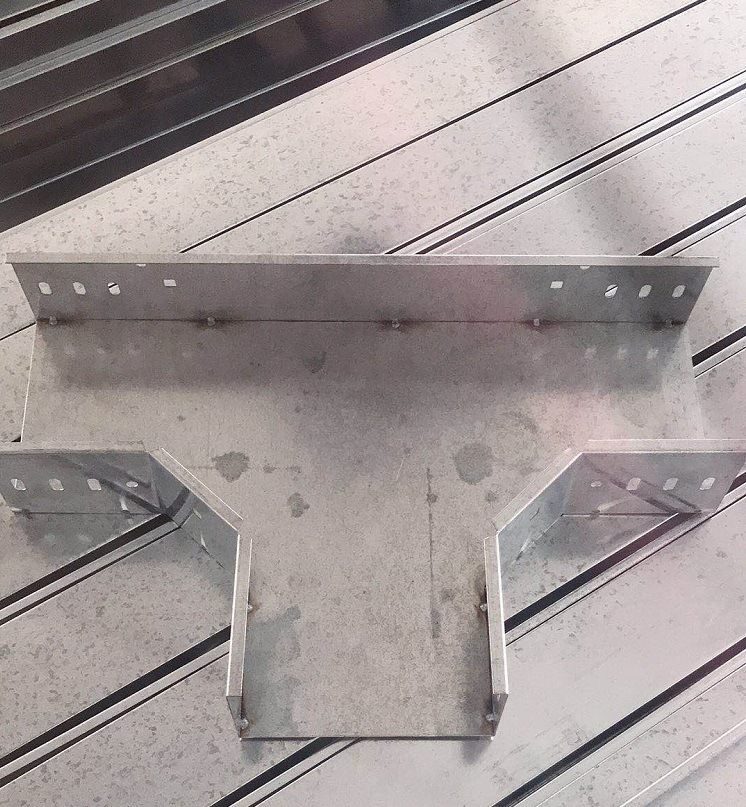 桥架配件批发 托盘式镀锌电缆桥架配件弯头 水平三通