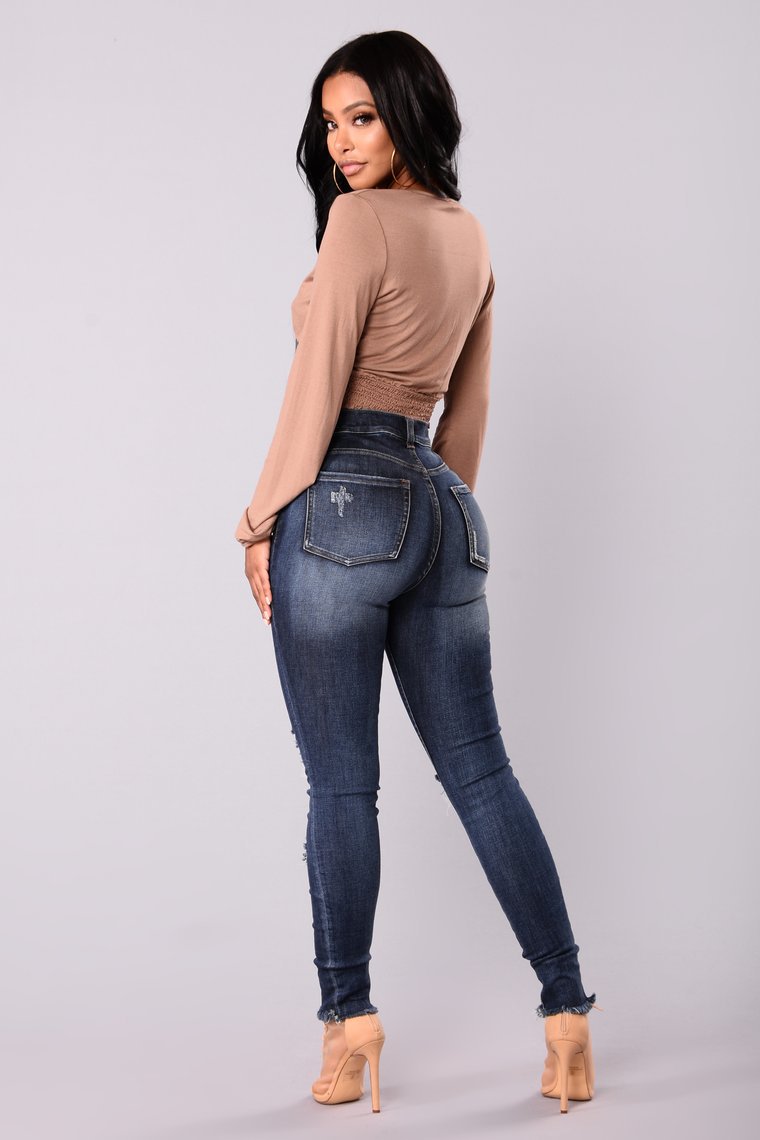 jeans ajustados con cintura alta y agujero elástico NSXXL128518