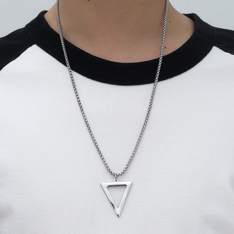 Collier Triangle Simple En Acier Titane Noir display picture 2