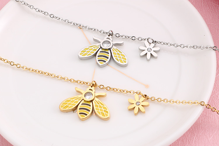 Kalen Ornament New Fashion Popular Titanium Steel Bee Clavicle Women Necklace Animal Accessories Set
