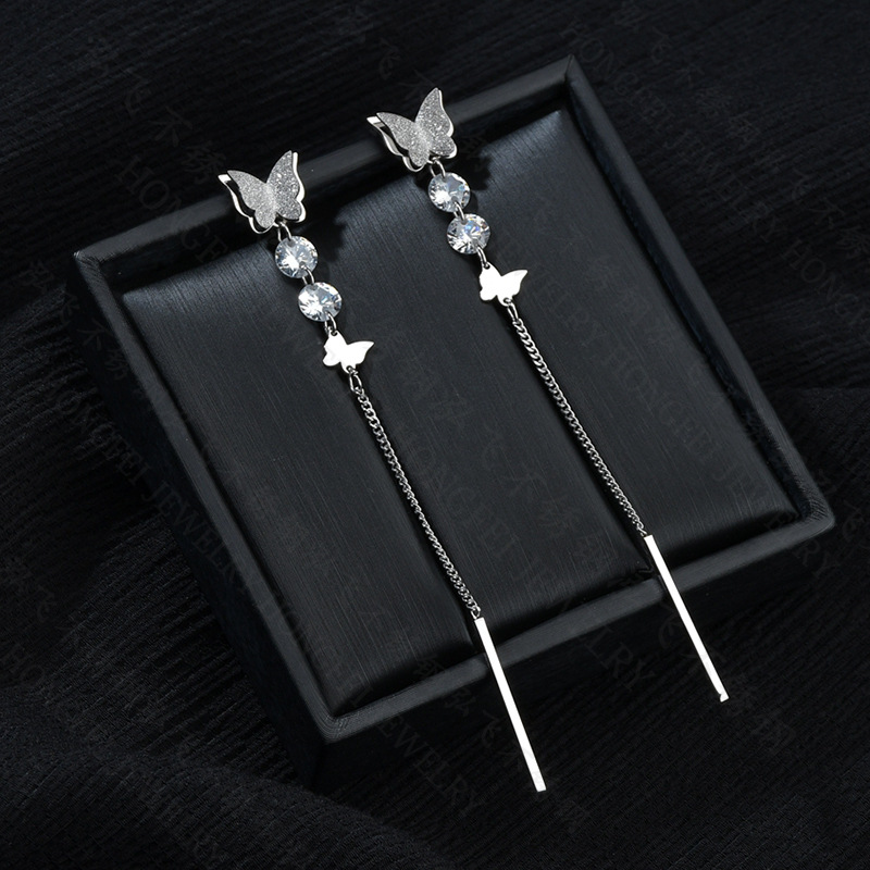 Papillon Populaire Long Diamant Fille Longues Boucles D&#39;oreilles En Acier Titane En Gros Nihaojewelry display picture 6