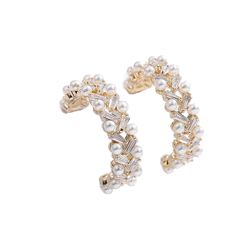 Nouveau C-forme Perle Lumière Luxe Zircon Coréen Haut De Gamme Indifférent Boucles D&#39;oreilles En Gros Nihaojewelry display picture 10