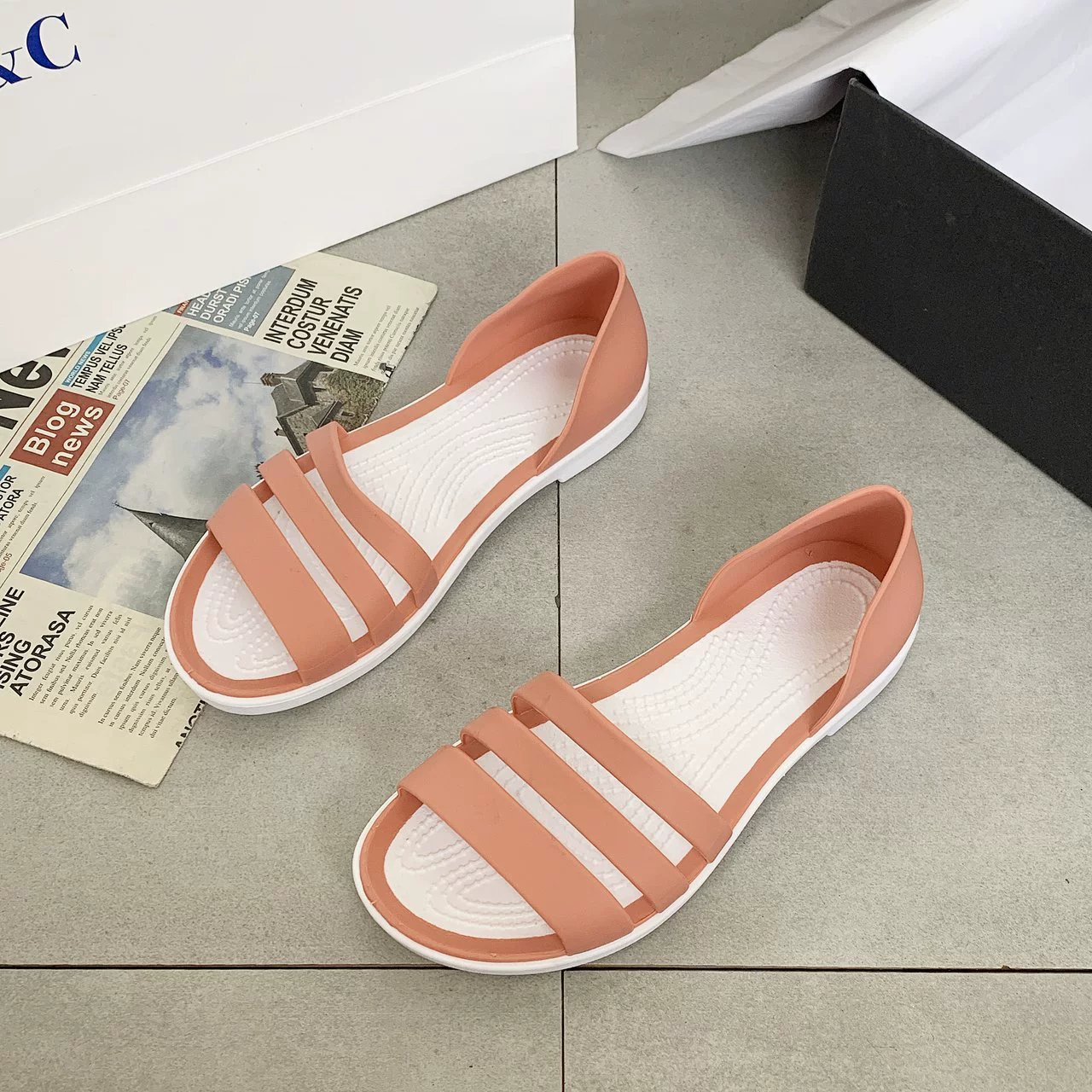 heel shoes gold	 2022 Women's Summer New Korean Waterproof Beach Leisure Flat Bottom Sandals black heels shoes	