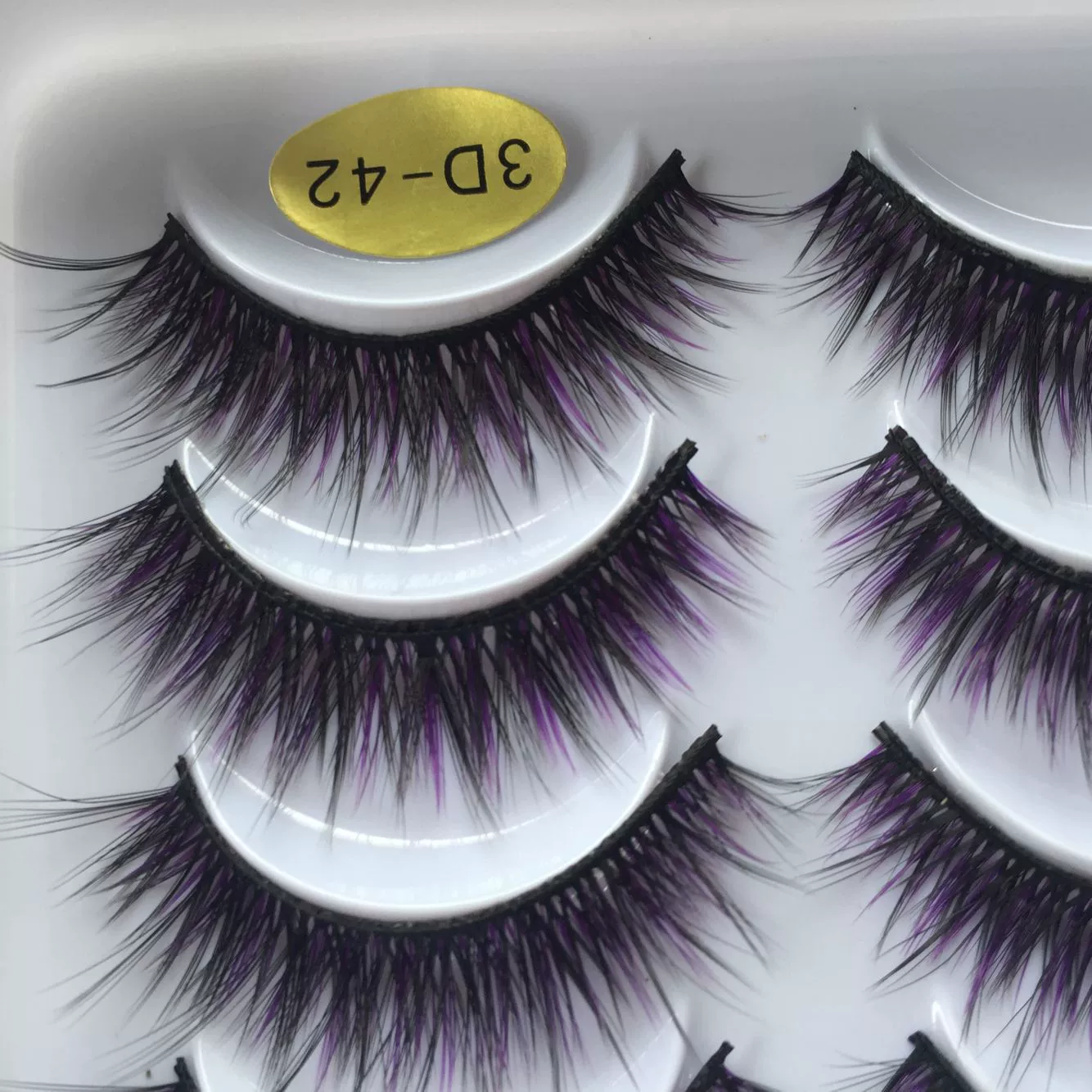 Пурпурные плотные завитые наlashes лления истинные?
