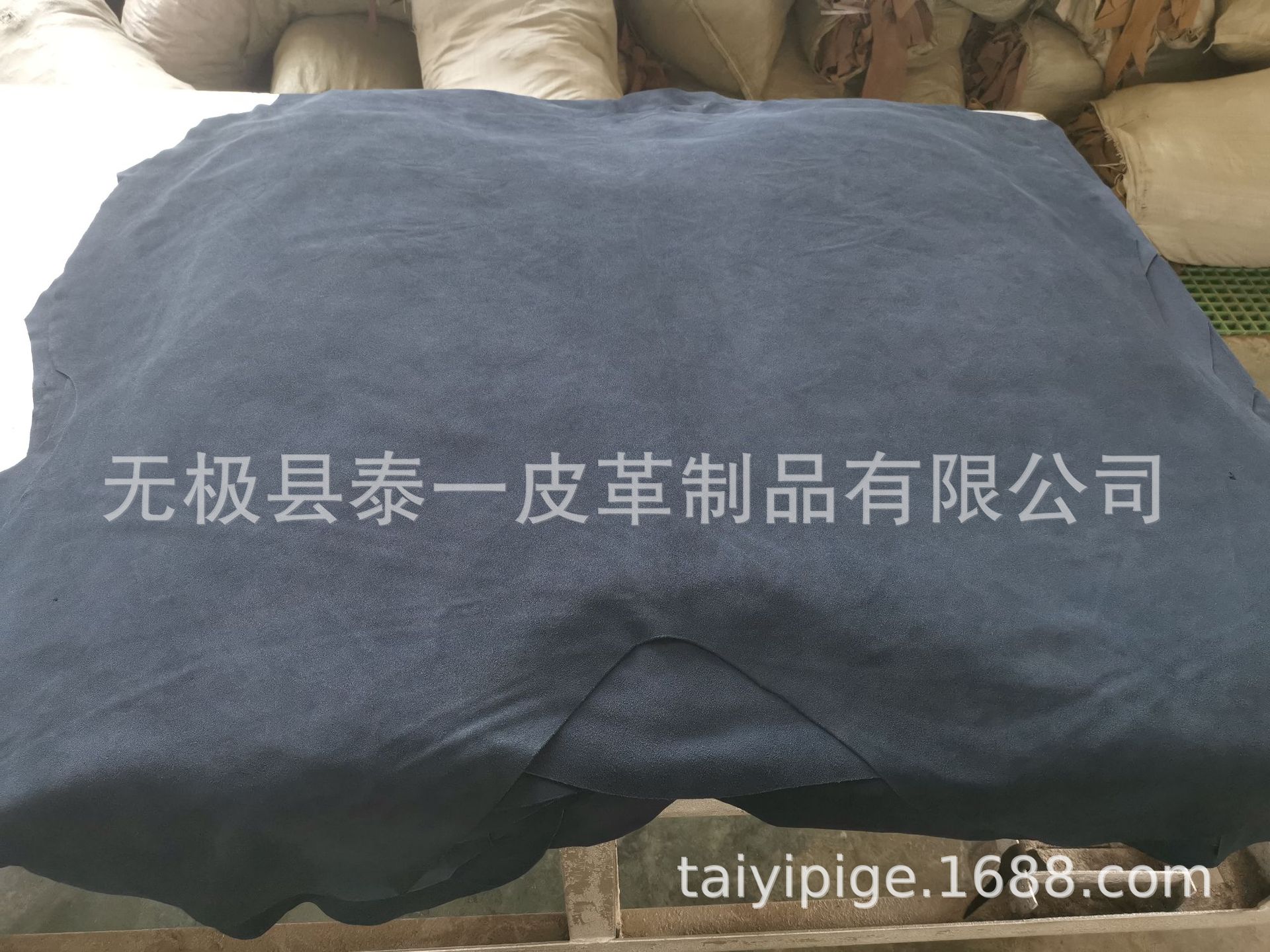 灰蓝色牛皮反绒皮、绒面皮，厚度1.4-1.6，绒细利用率高，鞋子包