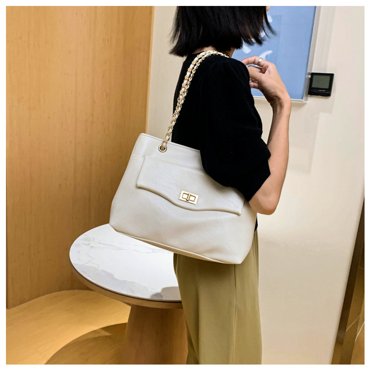 Summer Wild Large-capacity New Fashion Solid Color Chain Lock Single Shoulder Messenger Bag display picture 23