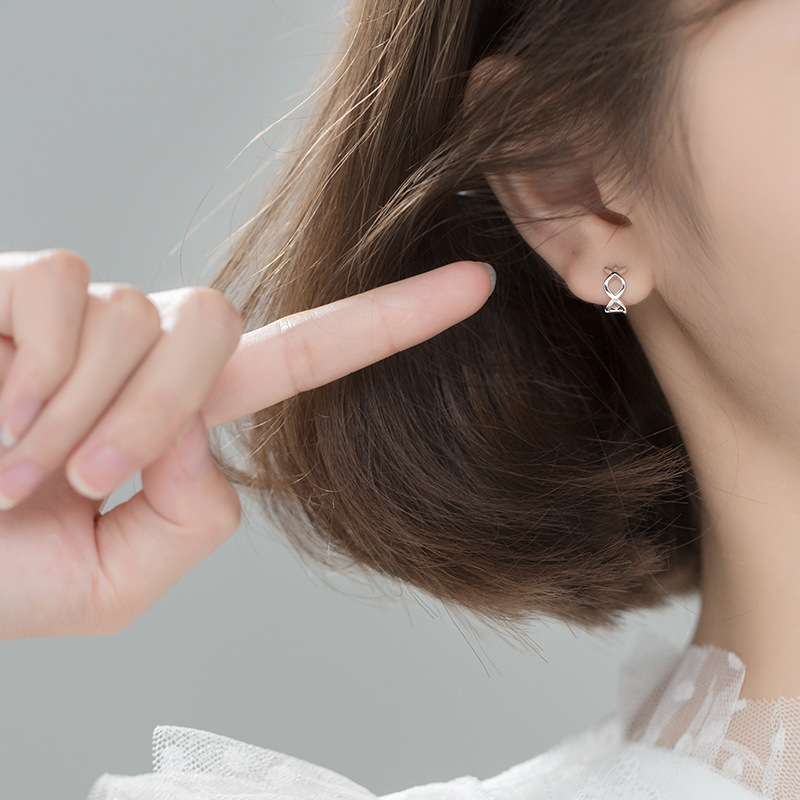 Lodge s925 hebilla de hongo blanco versión coreana femenina pequeña, simple, hueca, hueso de oreja de diamante, joyería de oreja dulce G6533