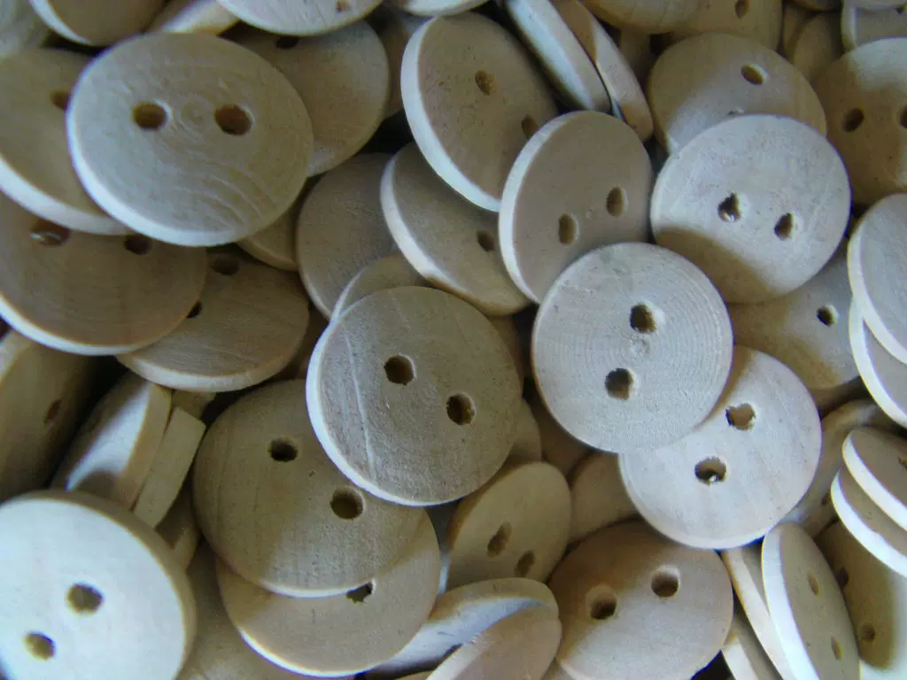 处理库存原色 双眼4公分木扣 工艺品辅料  600粒每斤，15元一斤