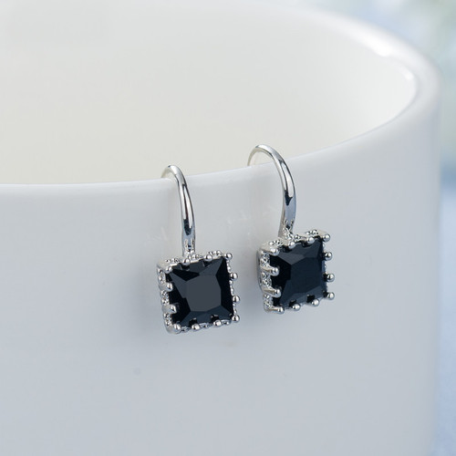 Korean version of exquisite, compact and simple square zircon ear hooks for women, cold style square black diamond earrings, Internet celebrity Baita jewelry