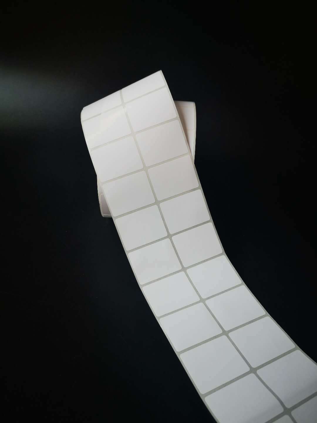 4X2空白不干胶标签条码机标签优质卷装不干胶条码机标签卷筒