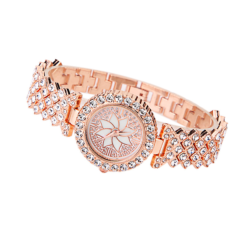 2024 Elegantes und modisches Stahlband mit eingelegtem Blütenblatt-Diamantgesicht für Damen, römische Maserung, Quarz-Armbanduhr_voghion.com