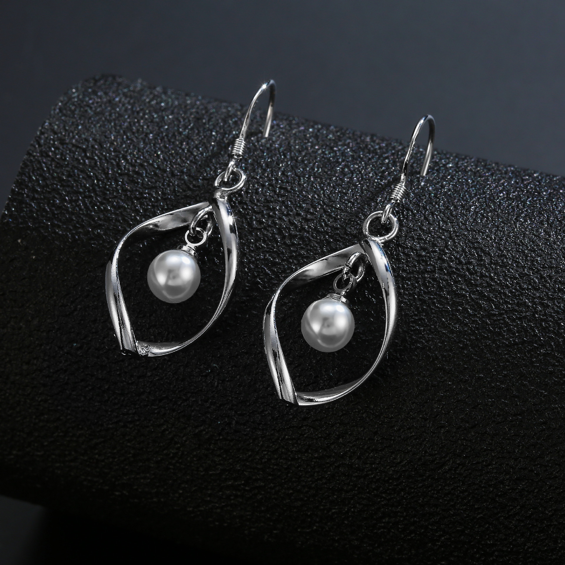 Universal earrings from pearl, wish