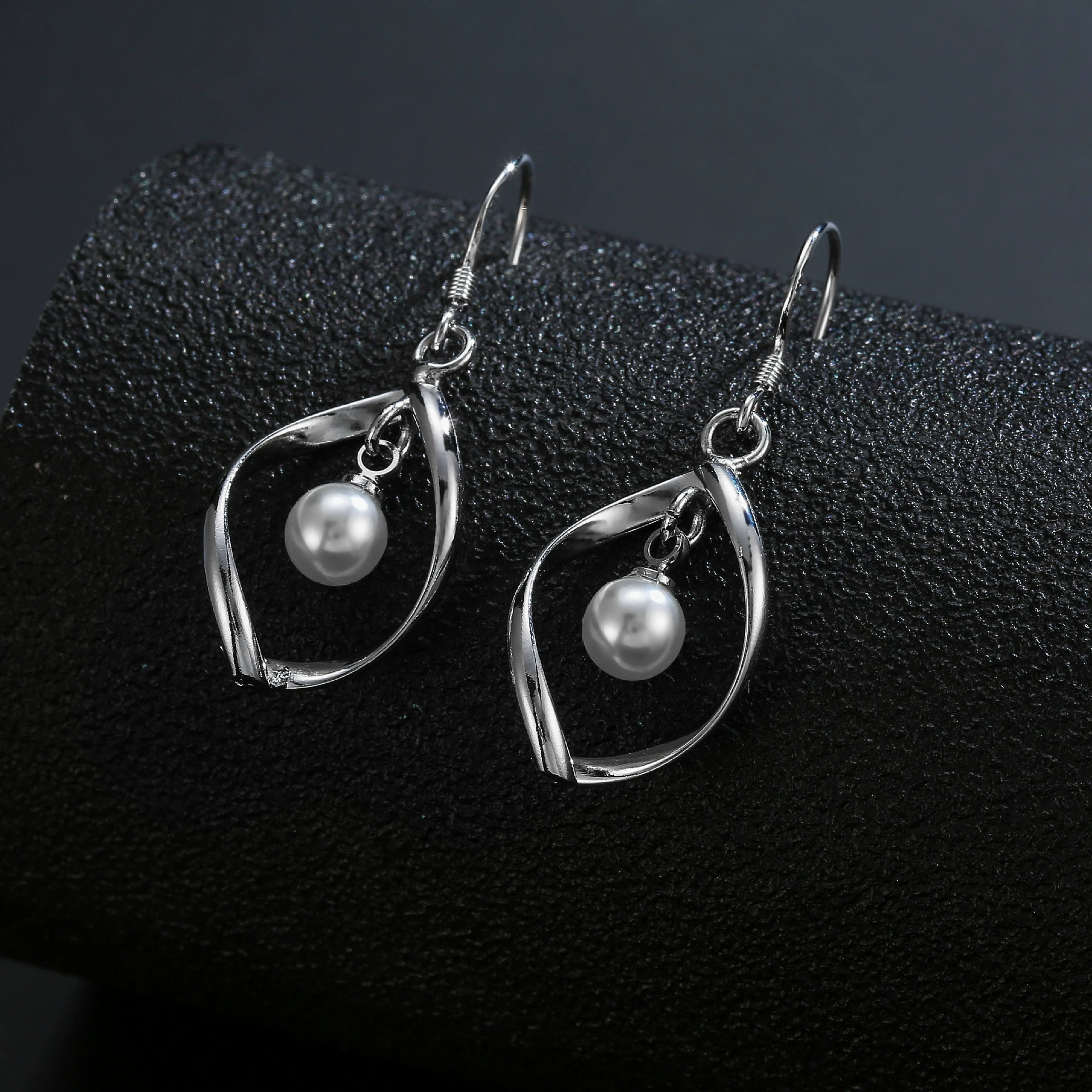 Universal earrings from pearl, wish