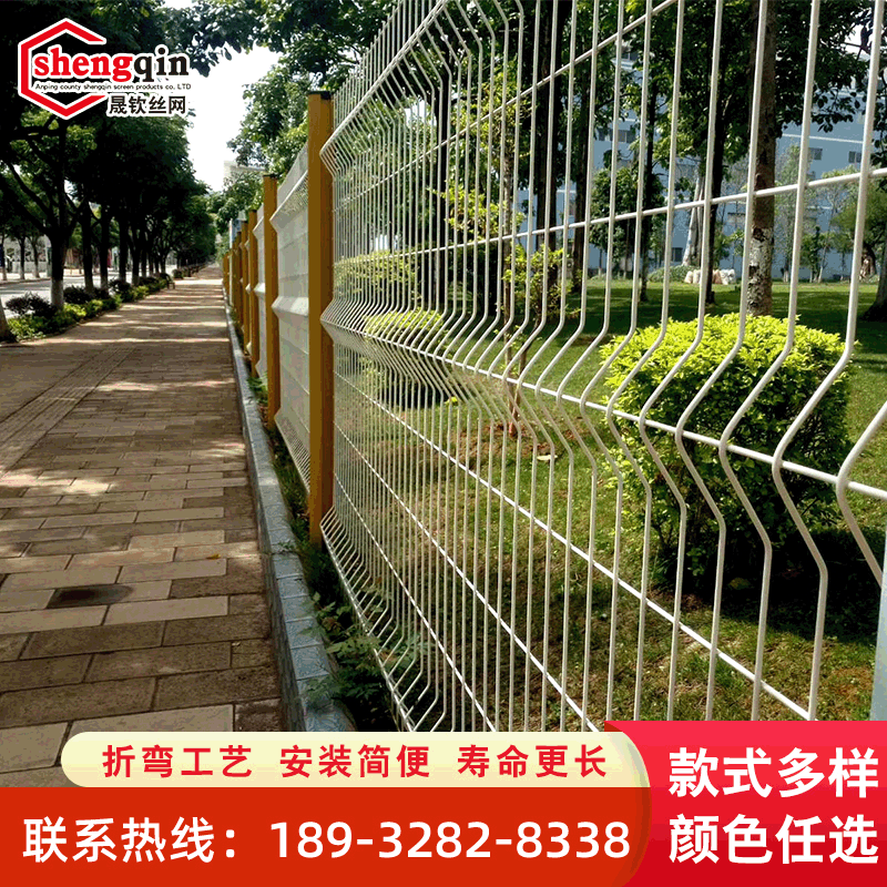 公路铁路隔离防护栏网果园圈地铁丝围栏网钢丝网栅栏桃型柱护栏网