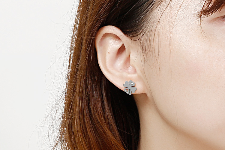 new stainless steel hollow four-leaf clover clavicle necklace earrings two-piece set wholesale