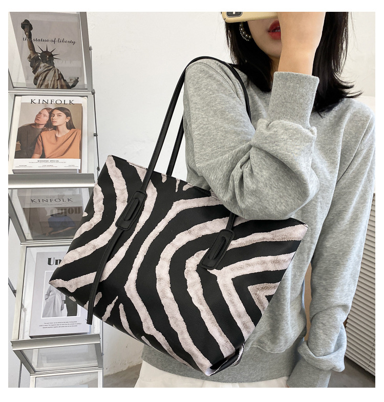 New Popular Large-capacity Striped Big Bag display picture 15