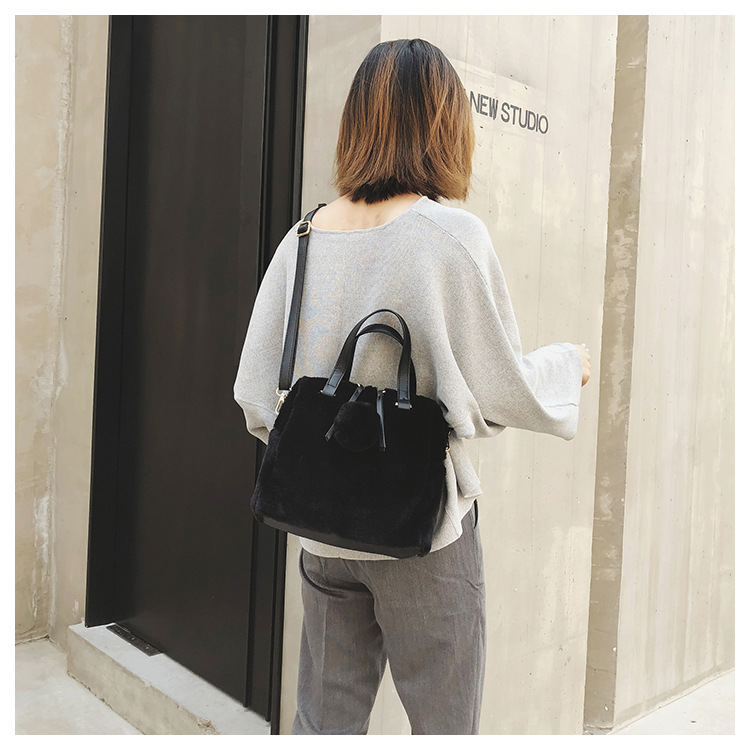 Large-capacity  New  Plush Portable Shell Bag Rabbit Fur Texture One-shoulder Messenger Bag display picture 24