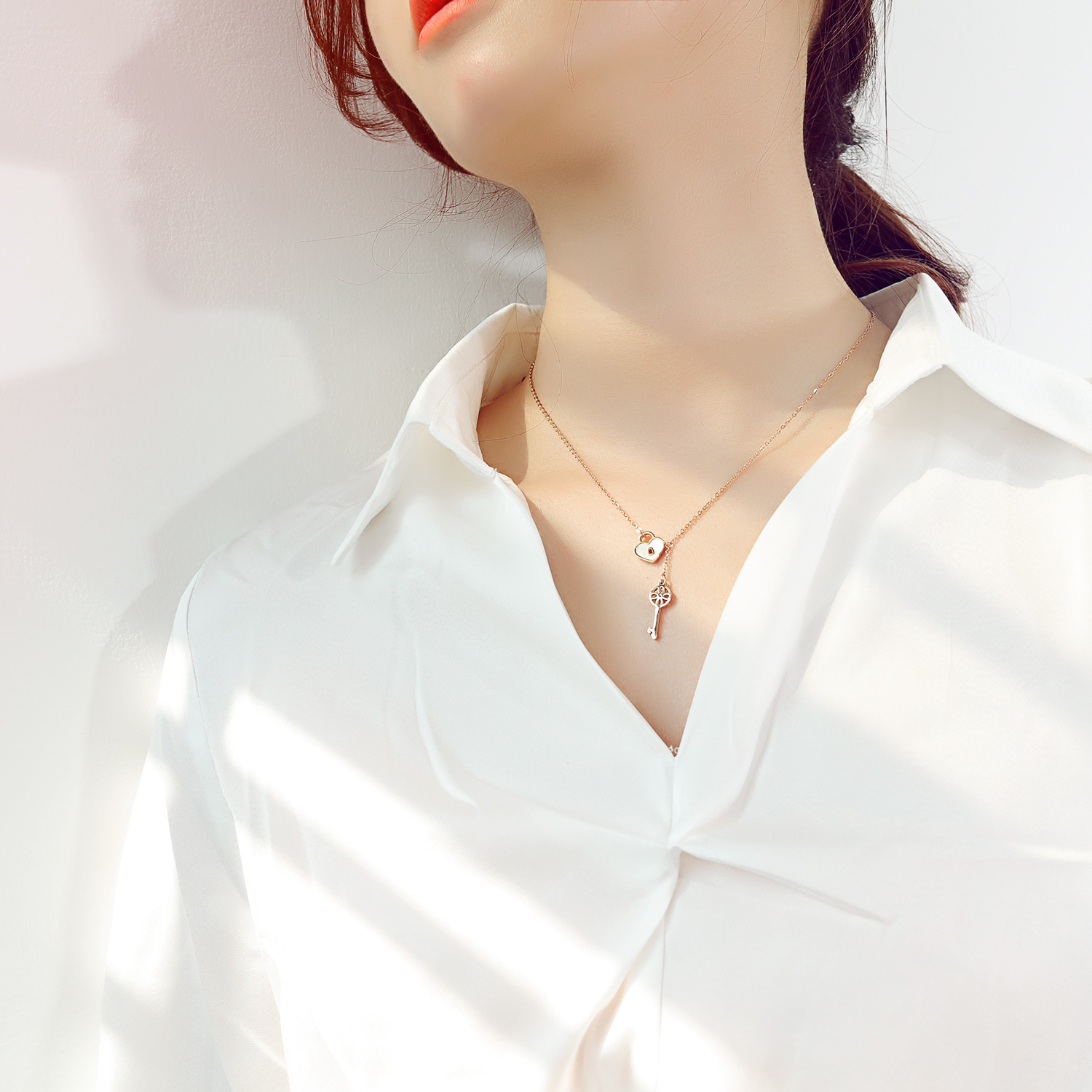 日韓項(xiàng)鏈批發(fā) 網(wǎng)紅個(gè)性百搭母貝愛心鑰匙吊墜 鏤空鈦鋼鎖骨鏈