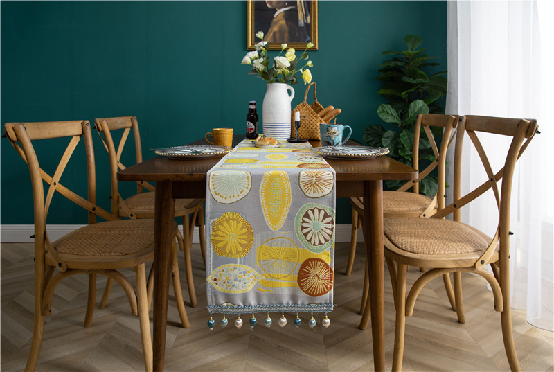 Runner da tavola moderno e minimalista interamente in poliestere per tavolino da caffè, scarpiera, mobile TV, con nappe, realizzato su misura in poliestere_voghion.com