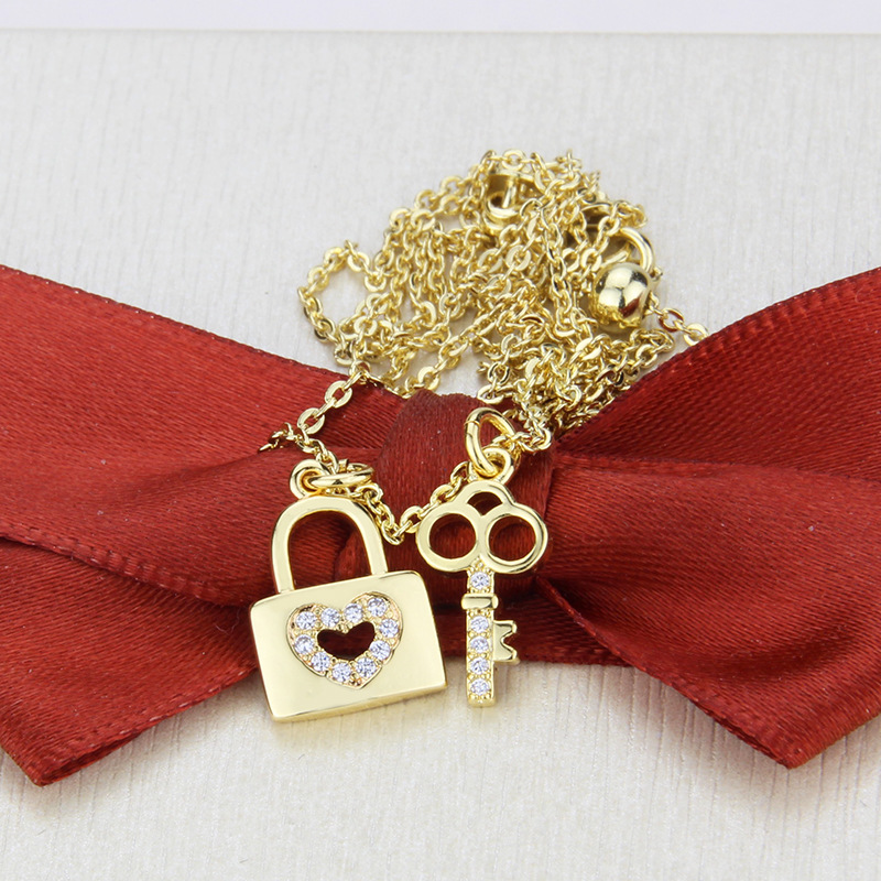 Gold-plated Diamond Key Necklace display picture 5