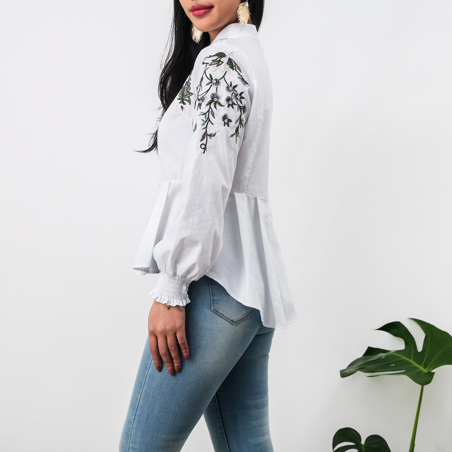 blusa con volantes y bordado en la manga de la linterna NSMY24582