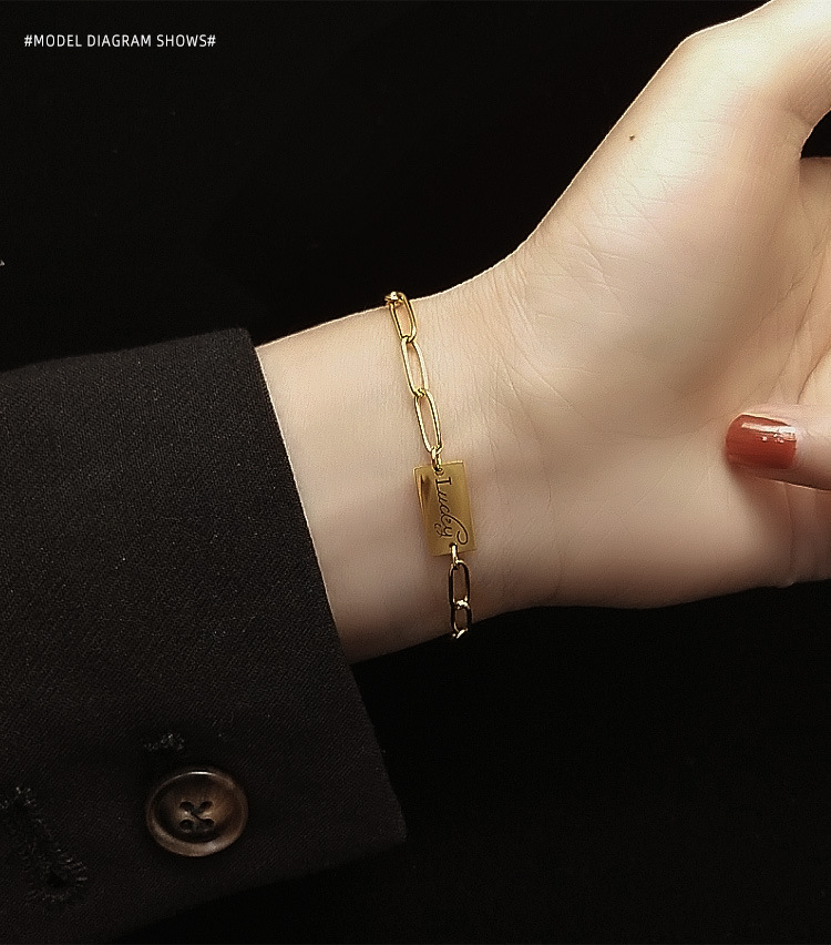 Koreanische Weihnachts Schmuck Im Ins-stil Mode Nische Lucky Brief Quadratisches Marken Armband Edelstahl 18 Karat Gold E104 display picture 9