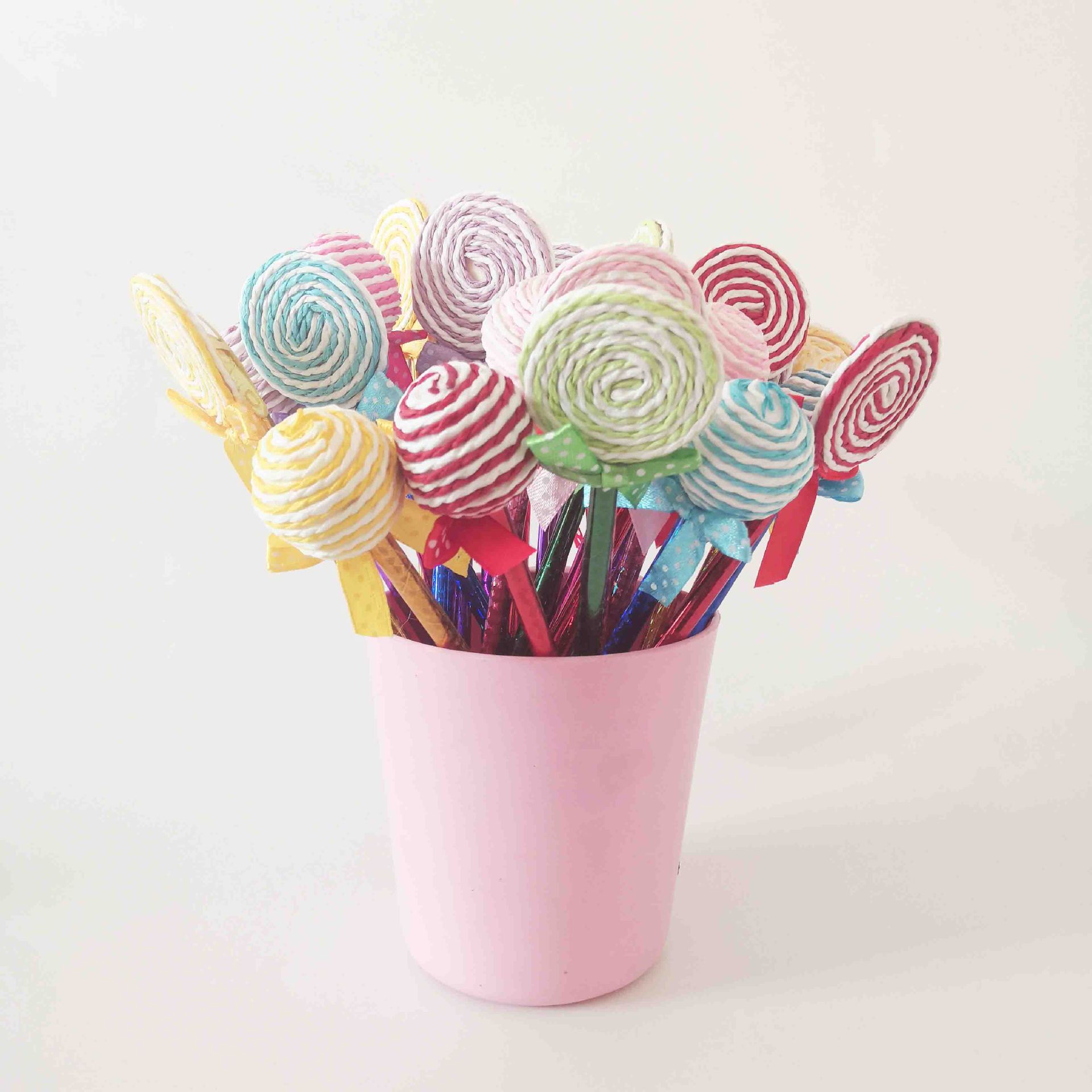 Las pequeñas actividades de microempresas empujan el código de escaneo para enviar regalos debajo de la línea roja en línea, regalos prácticos, pequeños drenadores, artefactos creativos