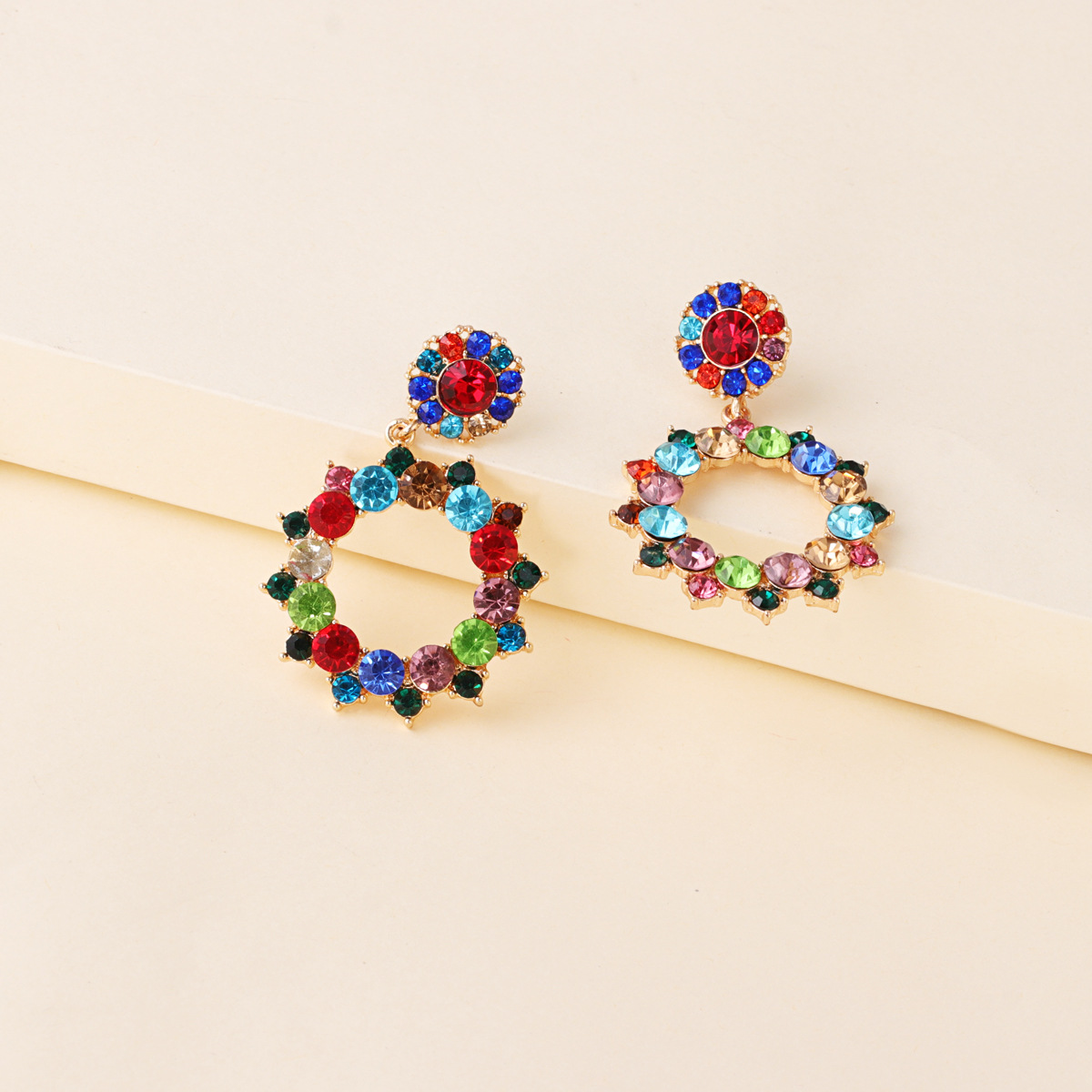 Boucles D&#39;oreilles En Alliage Géométrique À La Mode Pour Femmes Incrustées De Boucles D&#39;oreilles En Strass Colorés display picture 3