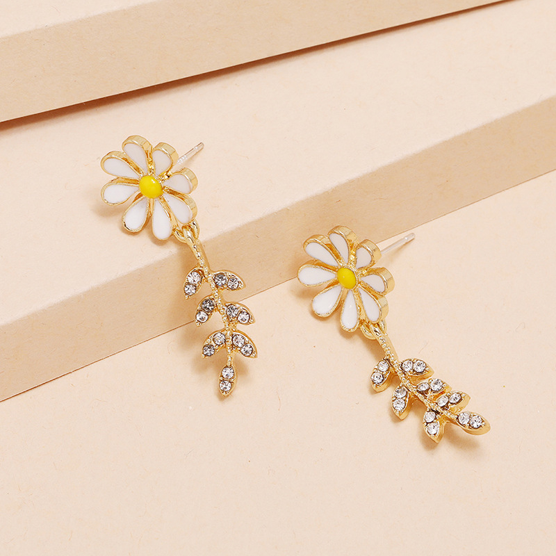 Simple And Small New Daisy Flower Korean Fashion Diamond Sun Flower Earrings display picture 1