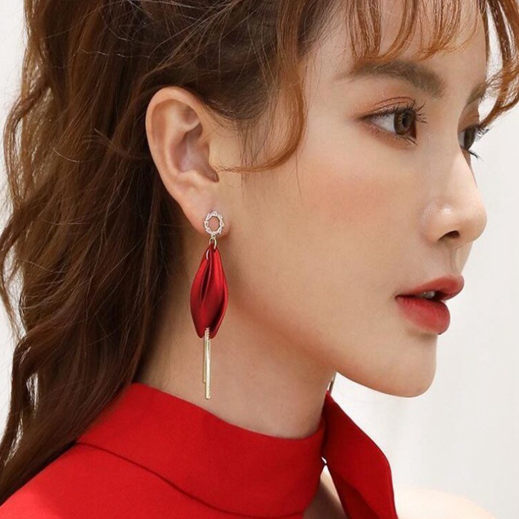 Rose Petals Red Earrings display picture 8