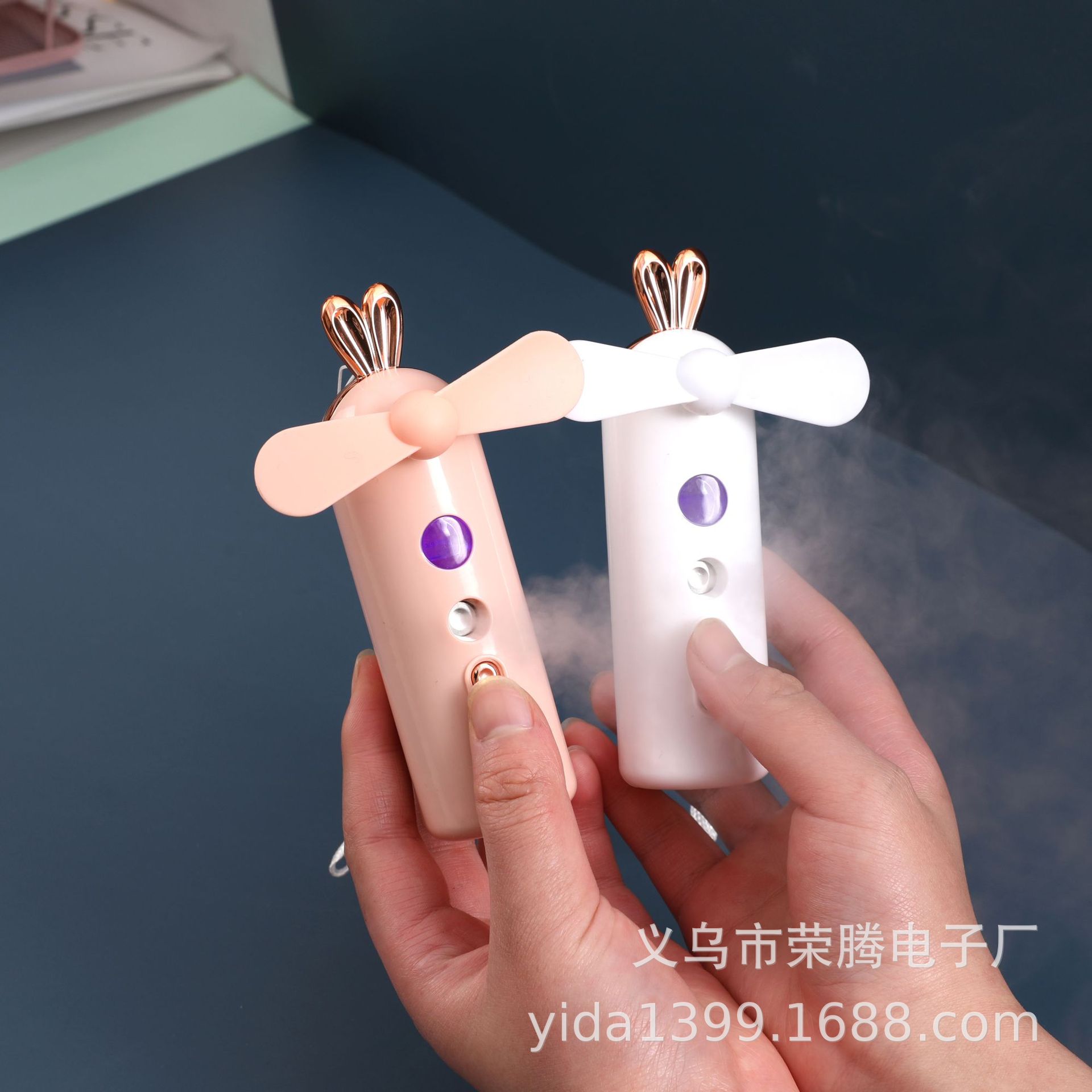 Automatic moisturizing spray