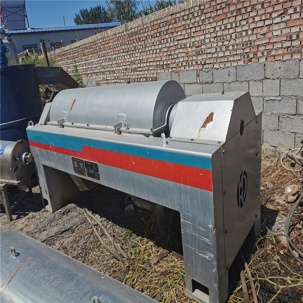 出售九成新卧螺离心机九成新卧式刮刀离心机，现货出售，欢迎选购