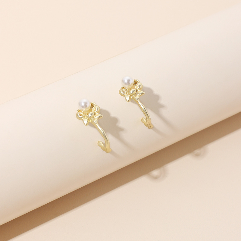 8g Weight Earrings Classification Wedding, Travel, Birthday, Festival Occasion Women'S Gender INS Style Style Gold Color Pearl Flower Wrap C-shaped Earrings Wholesale Nihaojewerly 1