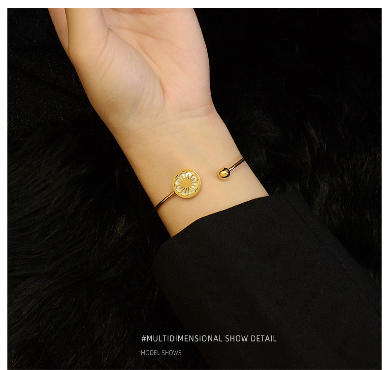 Einfache Gänseblümchen Muschel Elastische Schnur Einstellung Titan Stahl Plattiert 18 Karat Echtes Gold Offenes Armband Großhandel display picture 7