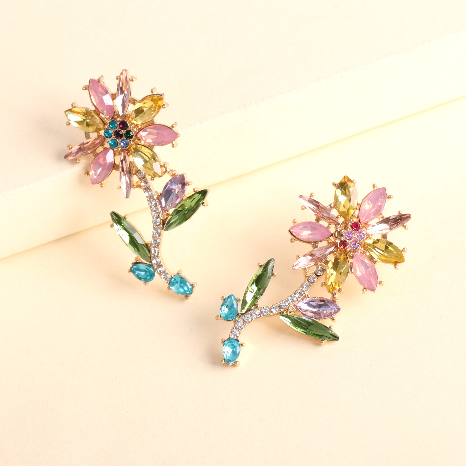 Boucles D&#39;oreilles Mode Modèles Créatifs Alliage Diamant Fleur Boucles D&#39;oreilles En Gros Nihaojewelry display picture 4