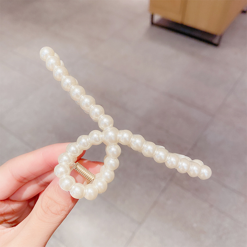 South Korea Imitation Pearl Catch Clip Hollow Plate Hair Catch Shark Clip Back Head Hair Accessories display picture 2