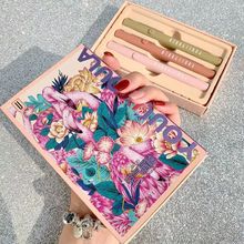������������������װ��ˮ���׵�ɫ����Ľ˹�ƹ�ں�һ����������