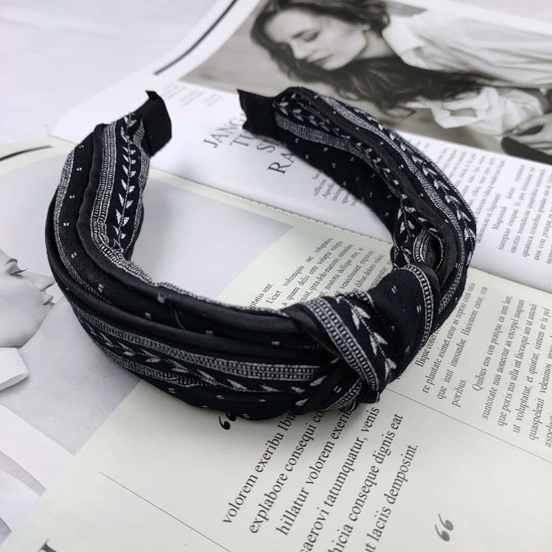 Korean Fashion Simple High-end Fabric Dashed Knotted Headband Retro Double-layer Printing Hairpin Fashion Pressure Hair Headband  Wholesale Nihaojewelry display picture 7