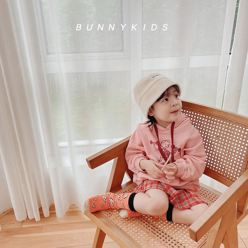 Boys' and girls' mid-length tube socks with heart patterns, trendy and suitable for autumn, inspired by Instagram fashion.