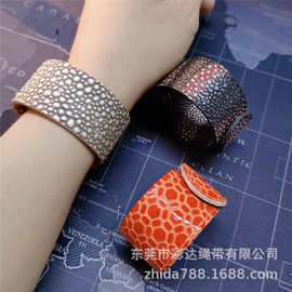 厂家 22CM长魔鬼鱼纹双面皮条啪啪圈手环带钢片皮手环两头圆角diy