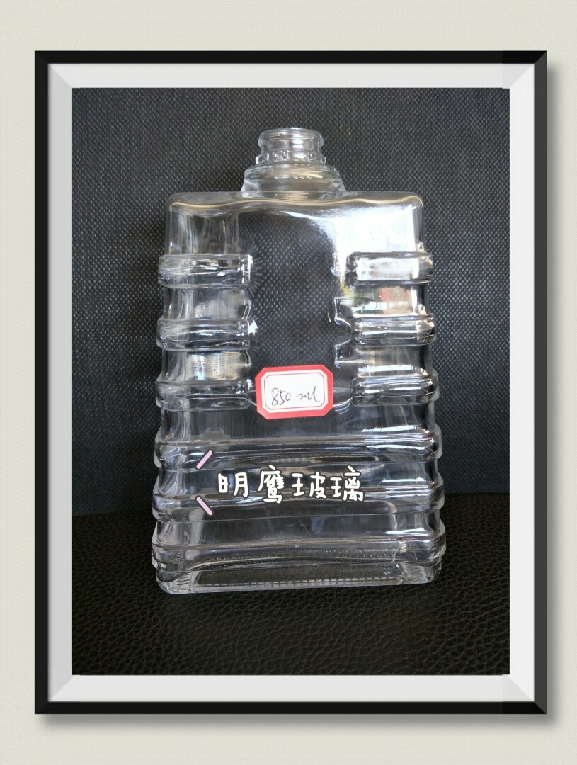 广州明鹰玻璃批发设计款方形塔形状玻璃瓶酒瓶定做500毫升玻璃瓶
