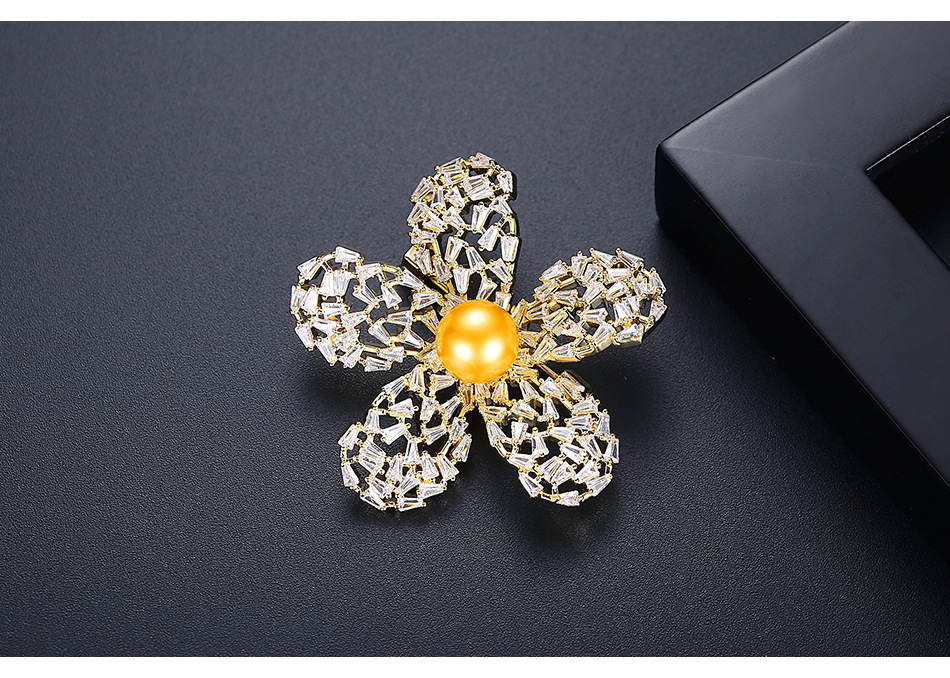 Jolie Broche Perle Cuivre Incrusté De Zirconium Vêtements Dames Broche En Gros display picture 6