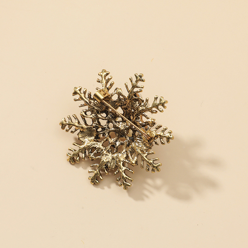 New Fashion Retro  Wild Snowflake Brooch display picture 3