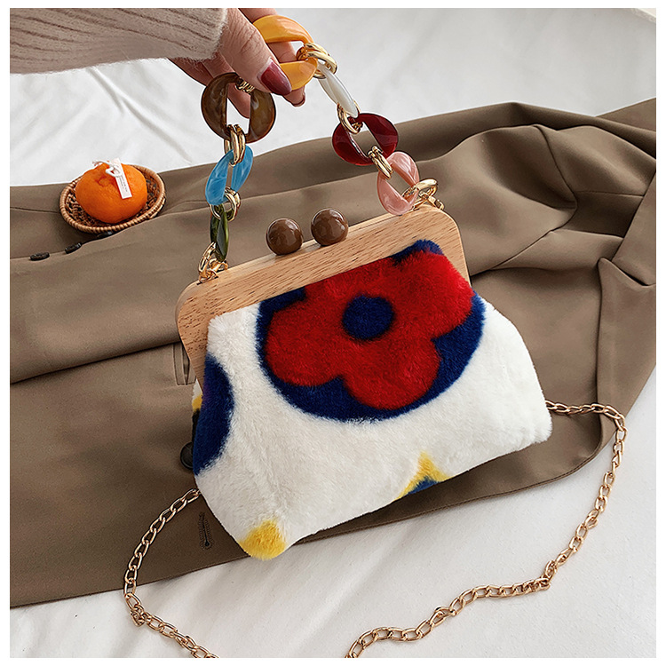 Women's Small Autumn&winter Plush Geometric Fashion Square Clamp Handbag display picture 3