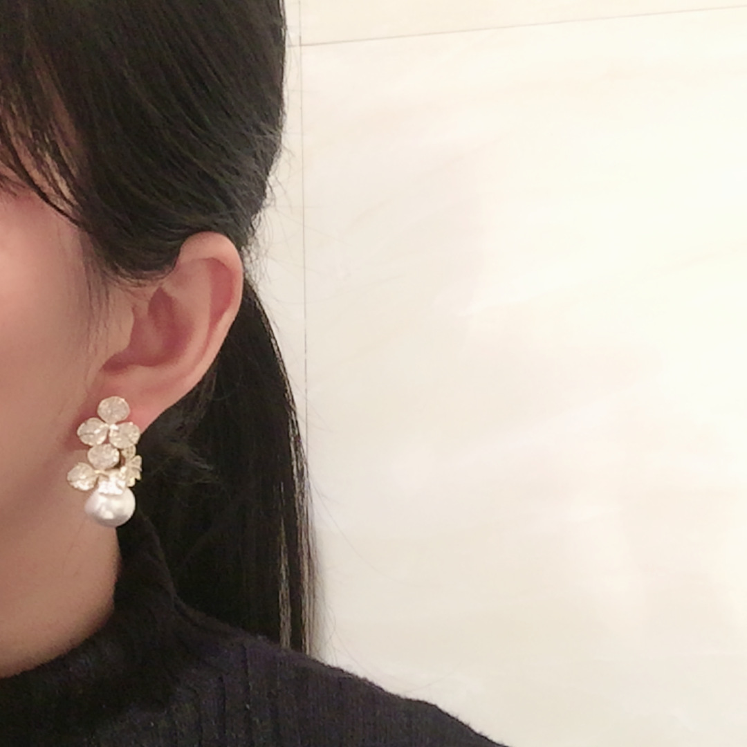 Colorful Flower Earrings S925 Silver Needle Luxury Leaf Pearl Earrings display picture 1