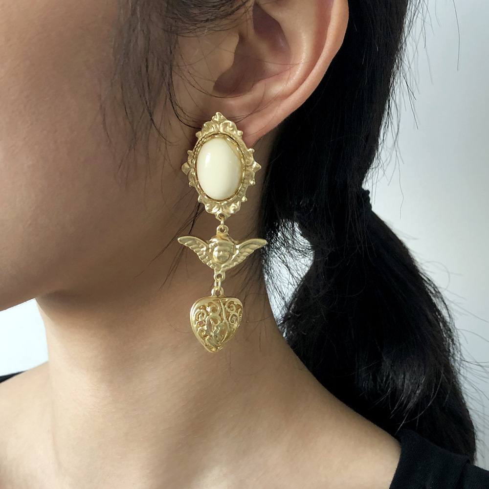 Baroque Retro Portrait Hollow Alloy Resin Earrings display picture 13