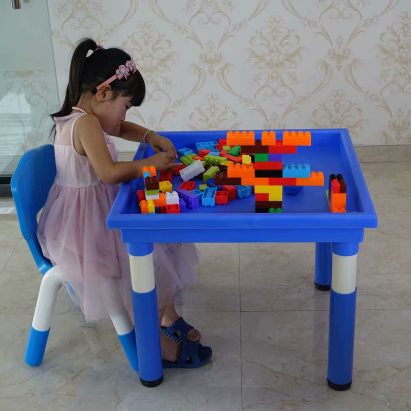 正方积木桌蓝色