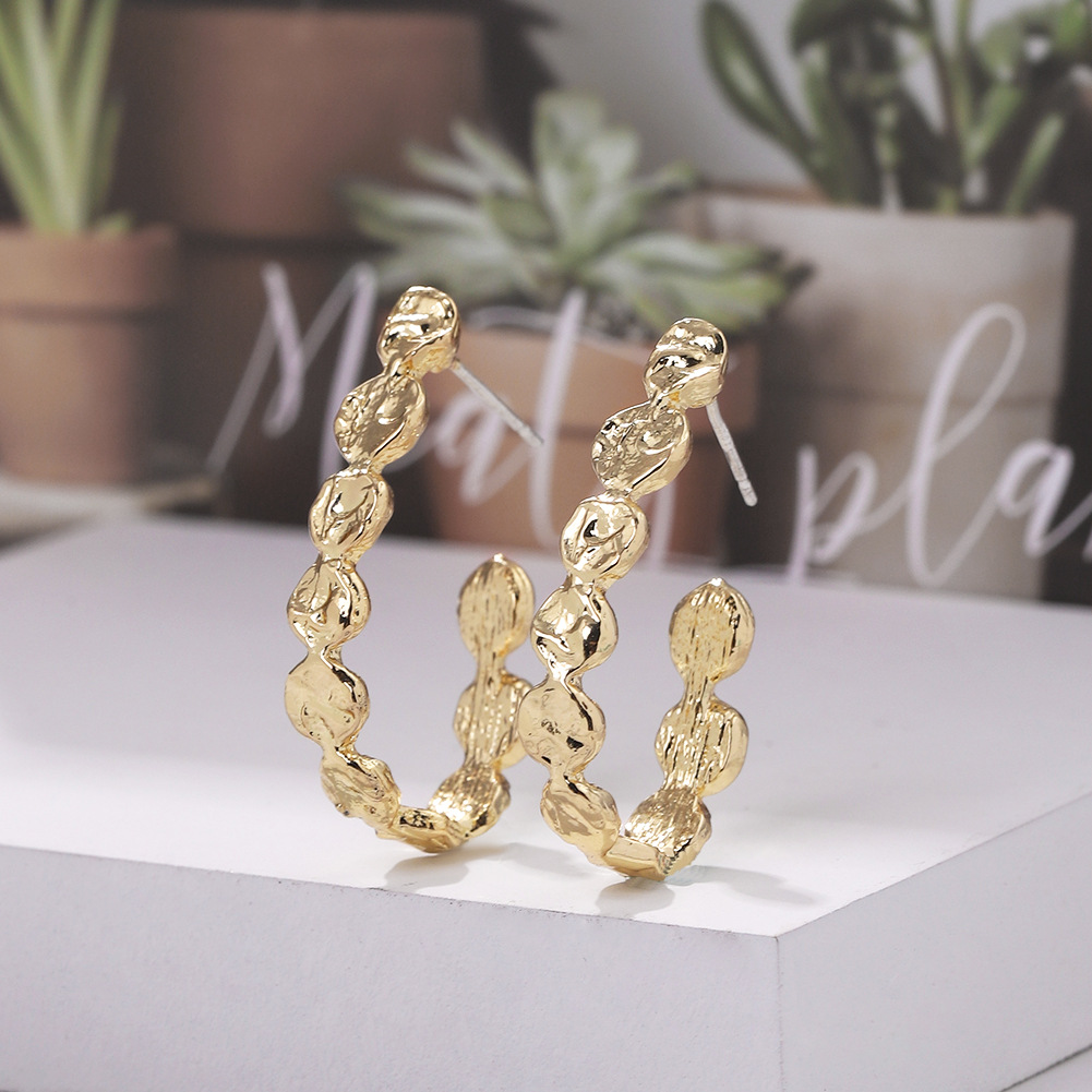 Fashion Classic C-shaped  Wave Texture Fold Earring display picture 2