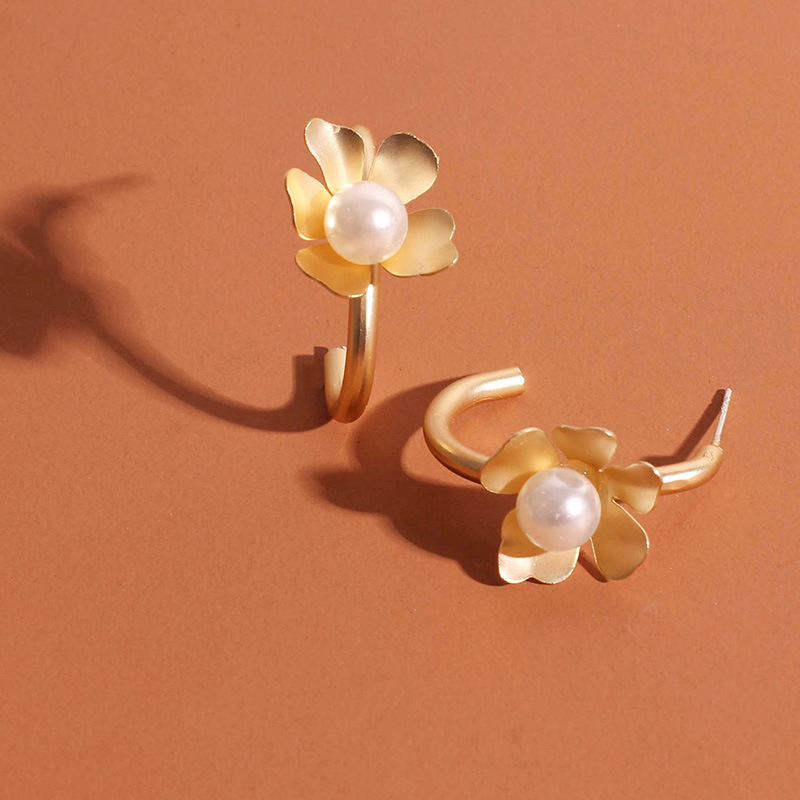 7g Weight Earrings Classification Housewarming, Anniversary, Business, Wedding, Travel, Birthday, Festival Occasion Alloy Material Flower Pattern Women'S Gender Fashion Style Gold Color Fashion C-shaped Golden Retro Fashion Pearl Small Flower Alloy Earrings Wholesale Nihaojewelry 1